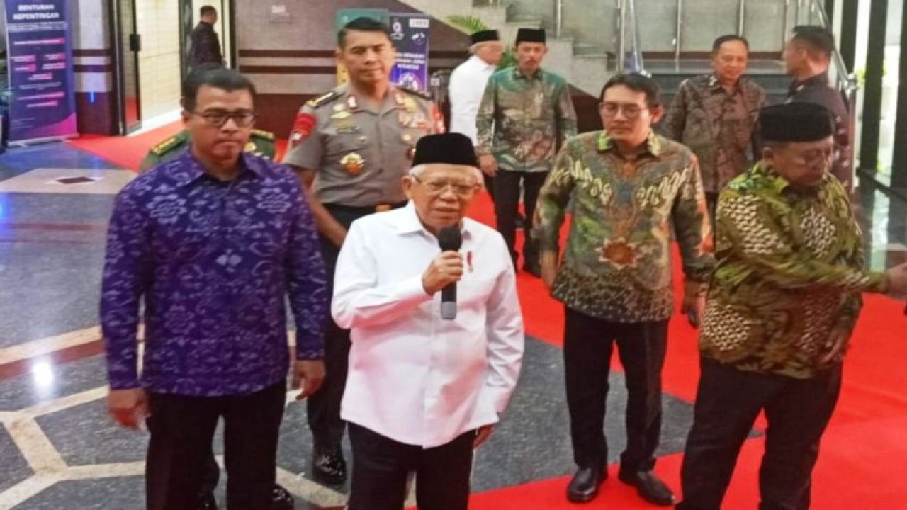 Wakil Presiden Ma’ruf Amin didampingi Gubernur Lemhannas Andi Widjajanto memberikan keterangan kepada wartawan di Jakarta, Selasa (25/7/2023). ANTARA/Rangga Pandu Asmara Jingga