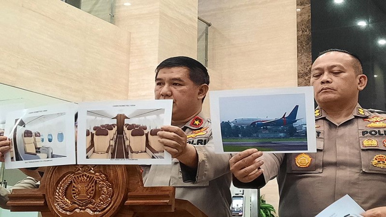 Kepala Biro Penerangan Masyarakat (Karopenmas) Divisi Humas Polri Brigjen Pol. Ahmad Ramadhan (kiri) memperlihatkan foto tampilan gambar pesawat milik Polri jenis Boeing 737-800NG dengan registrasi P-7301 dalam konferensi pers di Mabes Polri, Jakarta, Jumat (14/7/2023). ANTARA/Laily Rahmawaty/aa.