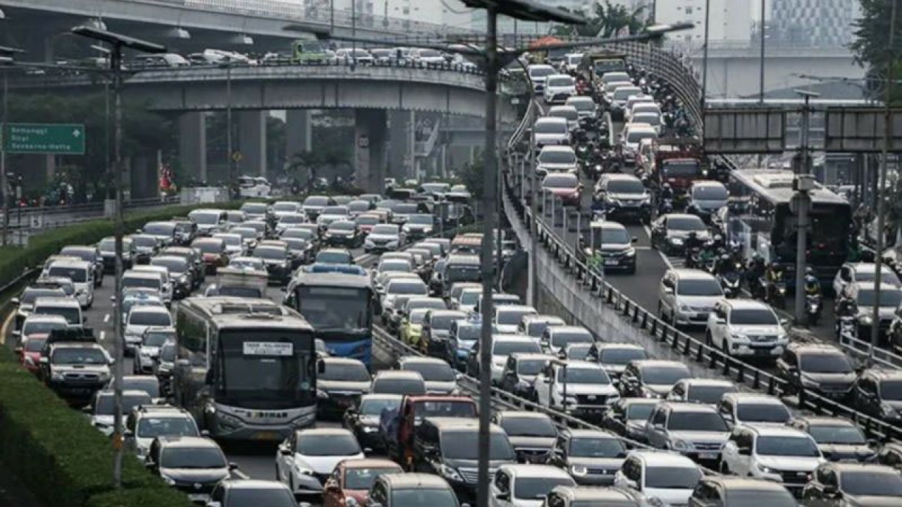 Arsip Foto - Sejumlah kendaraan terjebak kemacetan pada jam pulang kerja di Jalan Gatot Subroto, Jakarta, Selasa (9/5/2023). ANTARA FOTO/Fauzan/YU/aa.