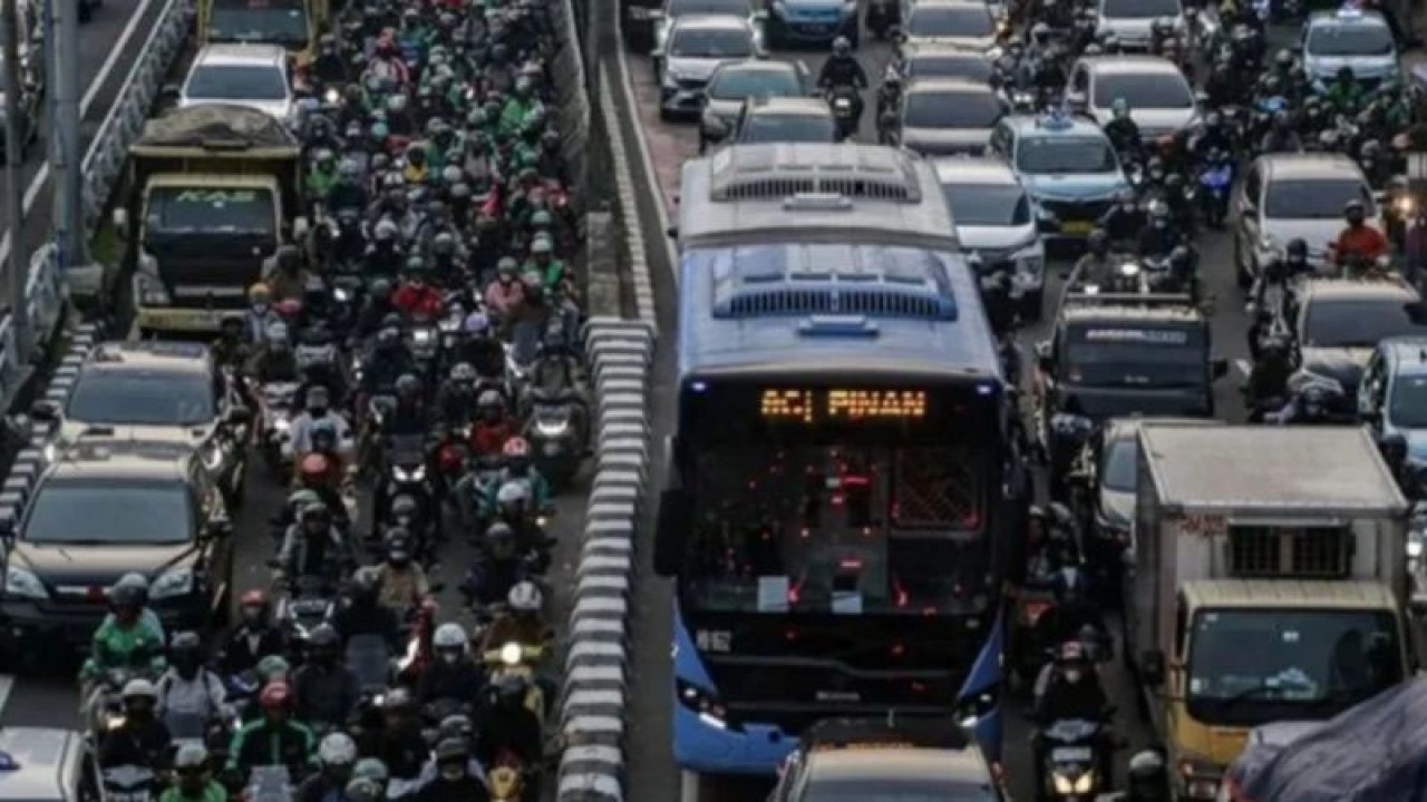 Sejumlah kendaraan terjebak kemacetan pada jam pulang kerja di Jalan Gatot Subroto, Jakarta, Selasa (9/5/2023). ANTARA FOTO/Fauzan/YU/aa