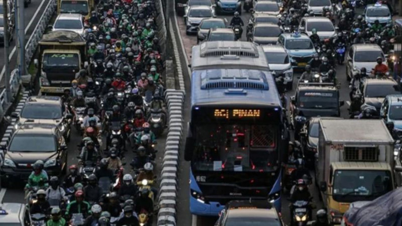 Arsip Foto - Sejumlah kendaraan terjebak kemacetan pada jam pulang kerja di Jalan Gatot Subroto, Jakarta, Selasa (9/5/2023). (ANTARA FOTO/Fauzan/YU/aa)