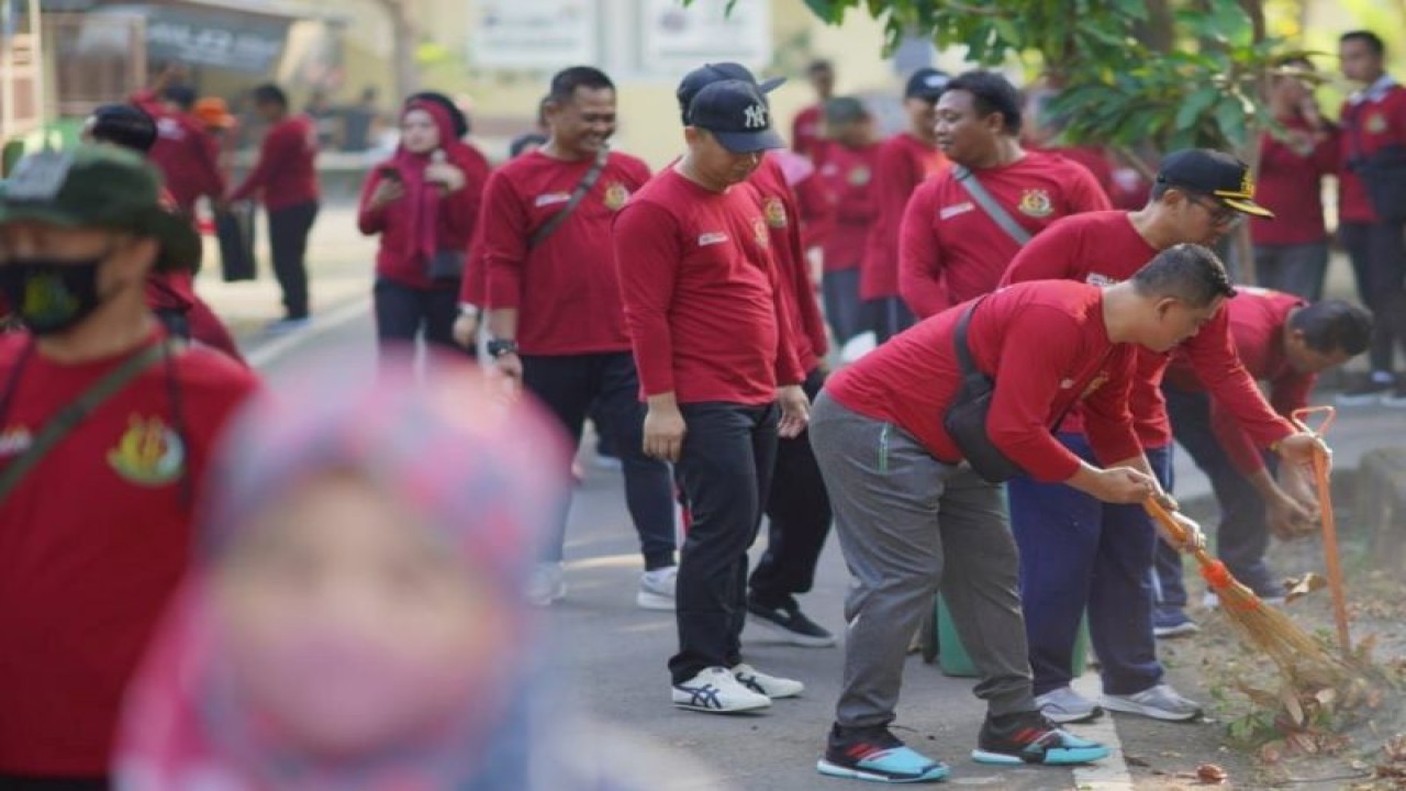 Kegiatan bersih-bersih sampah di lingkungan kantor Kejari Madiun sebagai rangkaian dari peringatan Hari Bhakti Adhyaksa 2023. ANTARA/HO-Diskominfo Kota Madiun