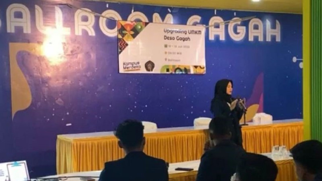 Pelatihan teknik pemasaran digital bagi pelaku UMKM di Desa Gagah, Kecamatan Kadur, Pamekasan oleh mahasiswa Universitas Brawijaya (UB) Malang peserta program MMD (Mahasiswa Membangun Desa) 2023. (ANTARA/HO-MMD Desa Gagah)