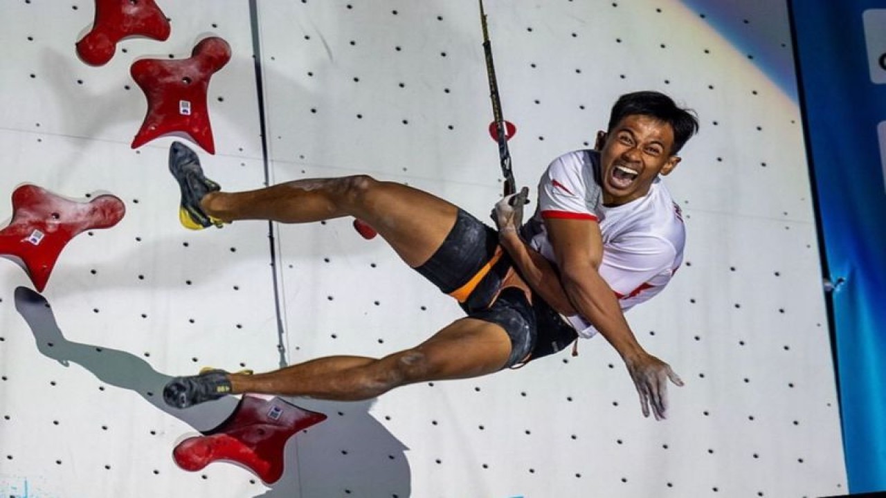 Mahasiswa Program Studi Manajemen Universitas Muhammadiyah Surabaya (UM Surabaya) Rahmad Adi Mulyono saat tampil di Piala Dunia Panjat Tebing 2023 di Chamonix, Prancis. (ANTARA/HO-UM Surabaya)