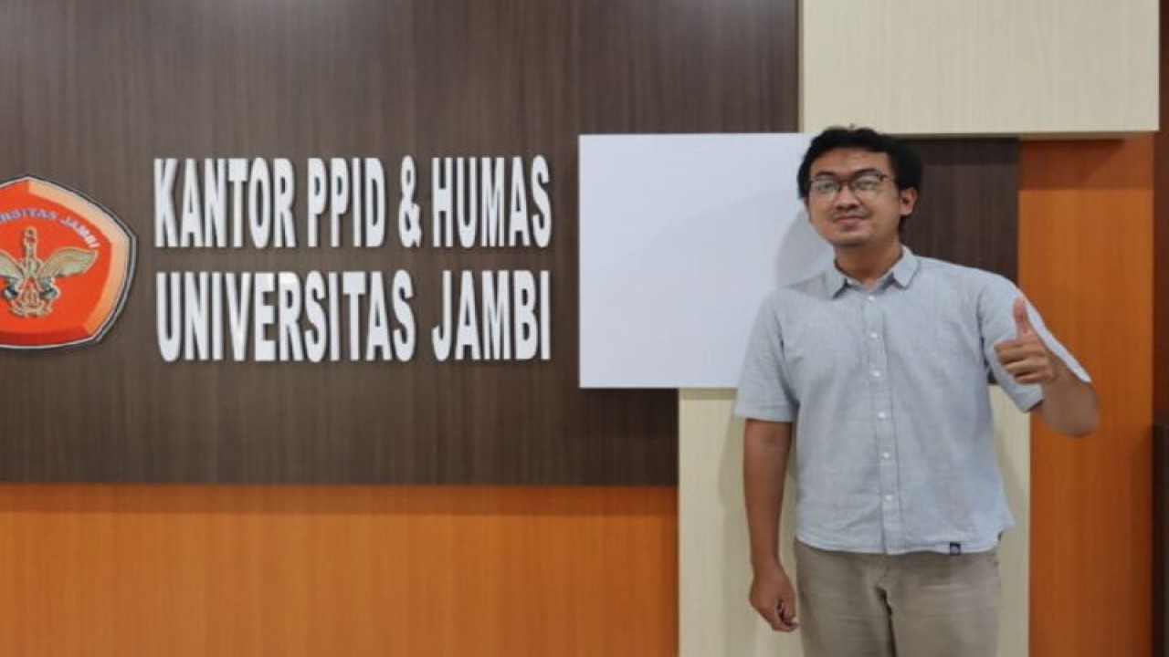 Mahasiswa kedokteran Unja Muhammad Agiza Ibrahim Amir peraih program Indonesian International Student Mobility Awards (IISMA) yang diberangkatkan ke Palacký University Olomouc di Ceko, Rabu (7/7/2023). (ANTARA/HO-Unja)