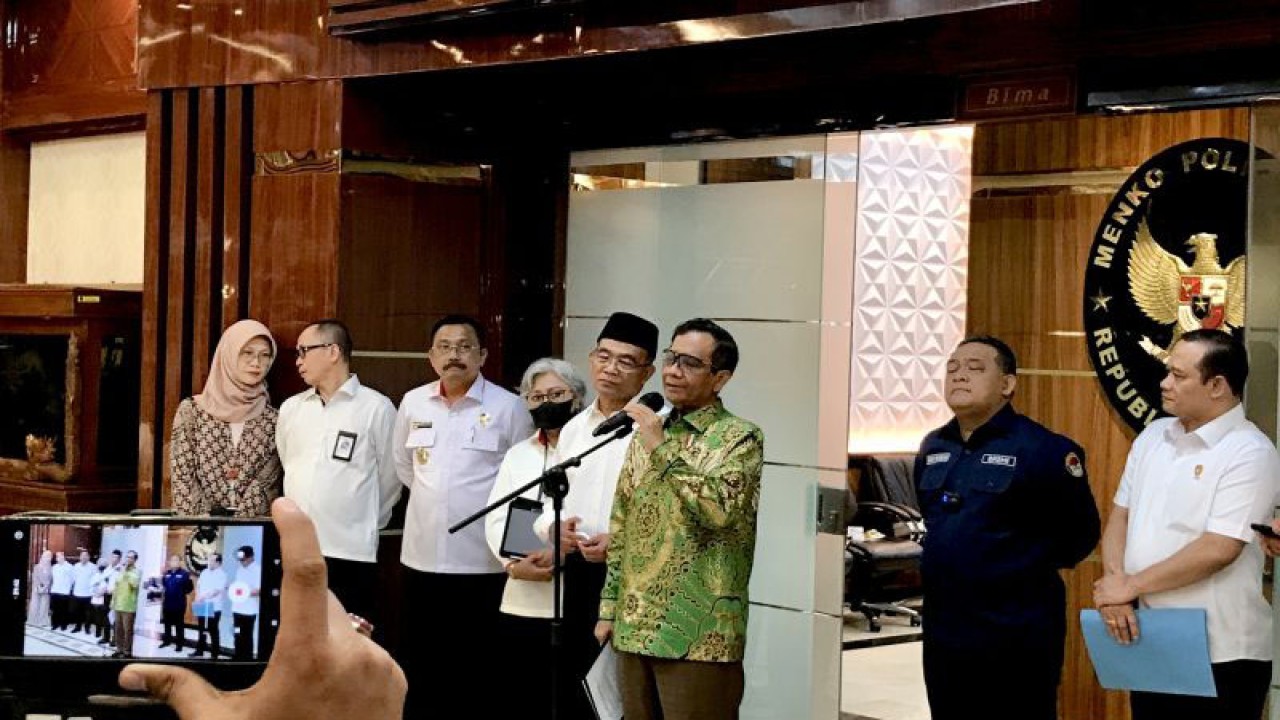 Menteri Koordinator Bidang Politik, Hukum, dan Keamanan Mahfud MD (tiga kanan) mengumumkan hasil kerja Satuan Tugas (Satgas) Tindak Pidana Perdagangan Orang (TPPO) di Kantor Kemenko Polhukam, Jakarta, Selasa (4/7/2023). ANTARA/Genta Tenri Mawangi