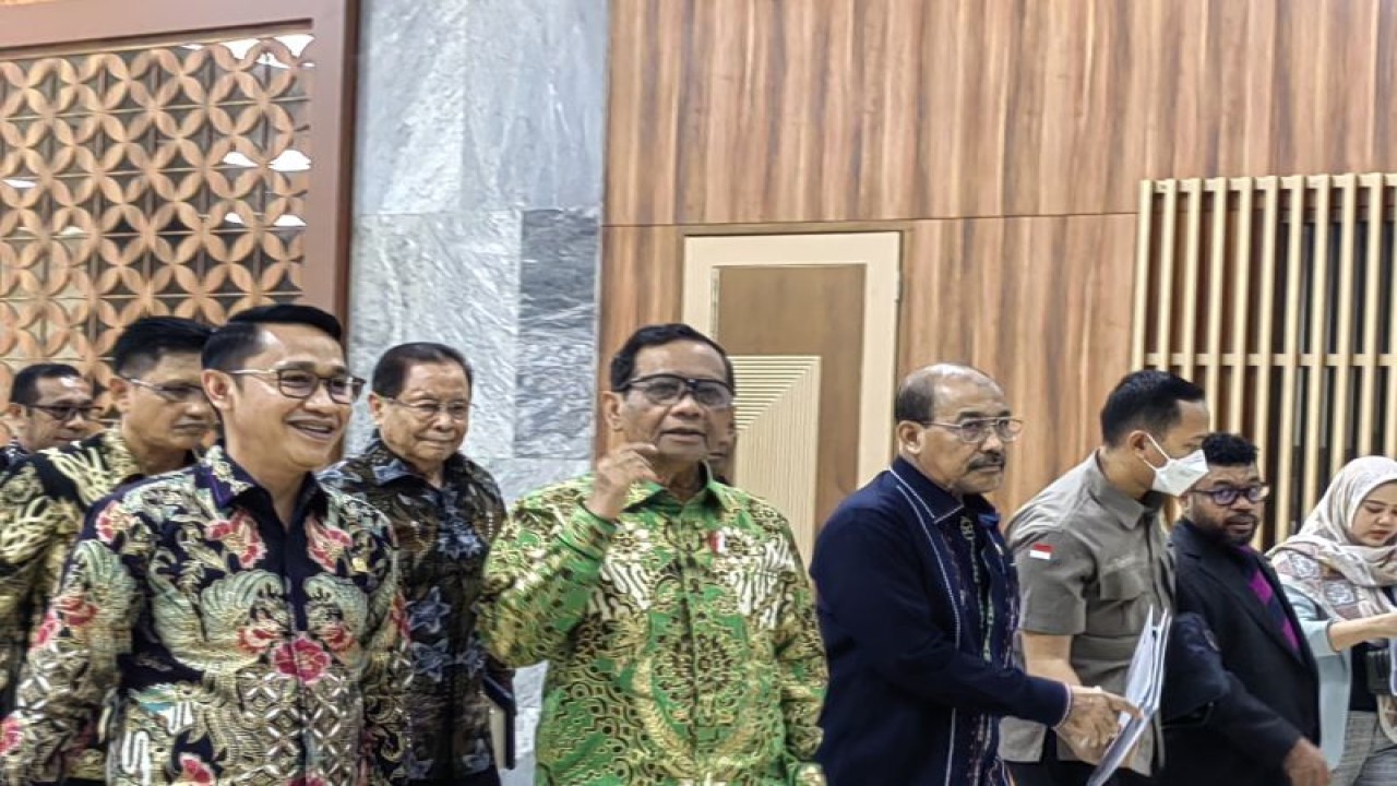 Menteri Koordinator Bidang Politik Hukum dan Keamanan, Mahfud MD, menghadiri rapat kerja bersama Komite I DPD di kompleks parlemen, Senayan, Jakarta, Selasa (4/7/2023). ANTARA/Melalusa Susthira K