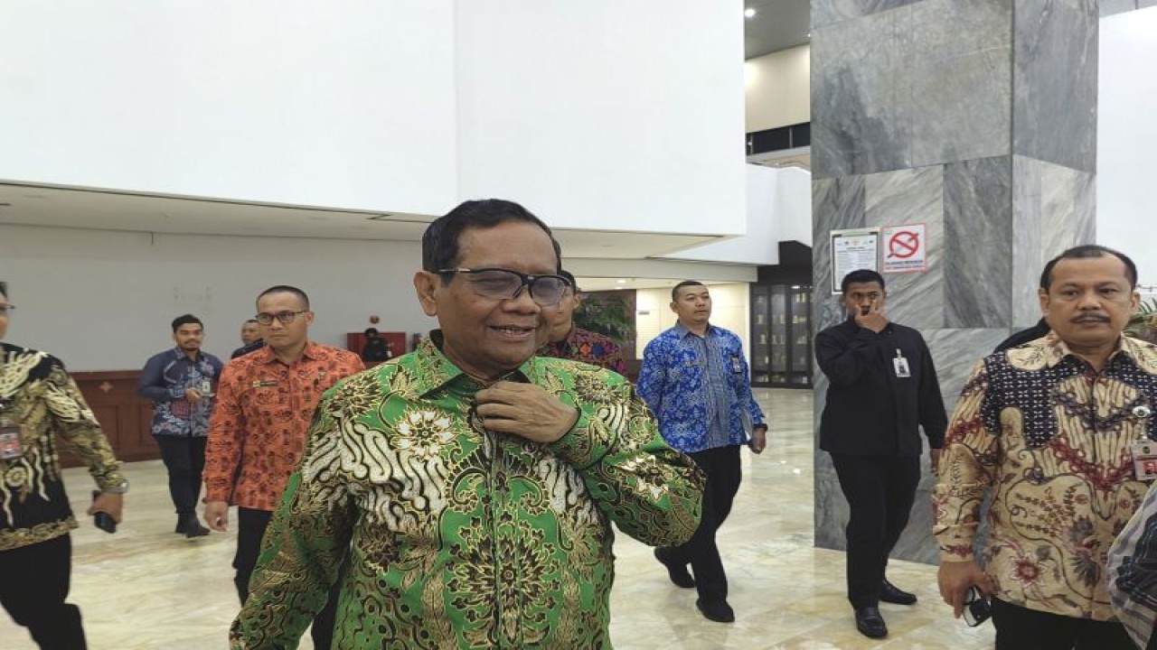Menteri Koordinator Bidang Politik Hukum dan Keamanan (Menkopolhukam) Mahfud MD usai menghadiri rapat kerja bersama Komite I DPD RI di kompleks parlemen, Senayan, Jakarta, Selasa (4/7/2023). ANTARA/Melalusa Susthira K
