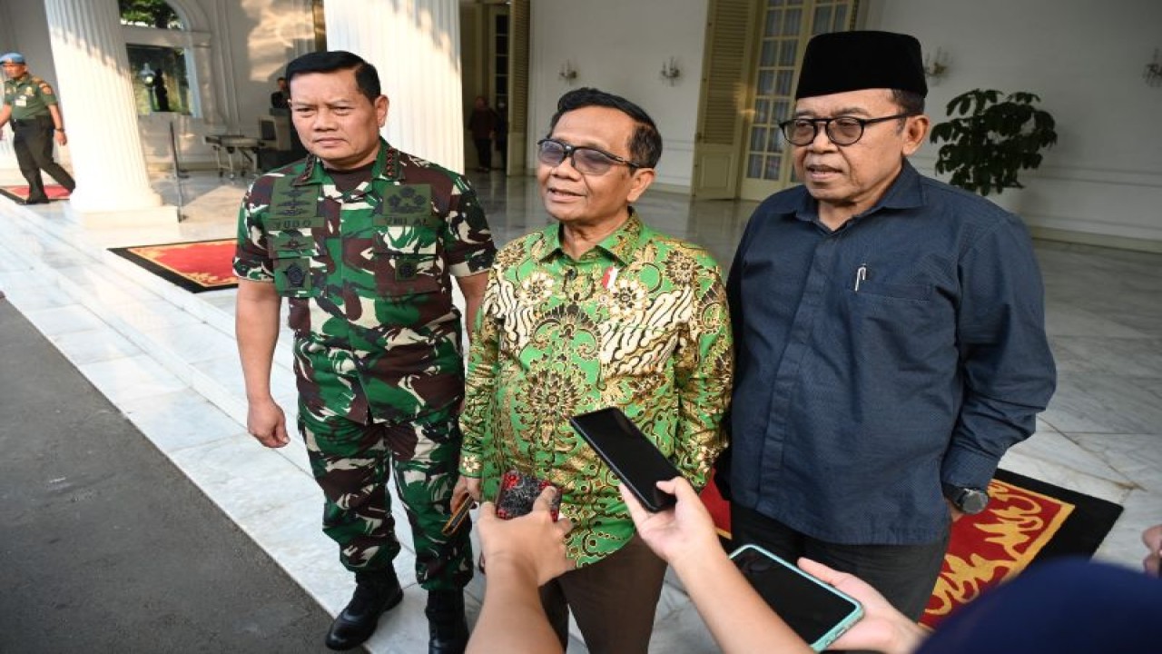 Menko Polhukam Mahfud MD memberikan keterangan kepada wartawan di Istana Wakil Presiden, Jakarta, Selasa (4/7/2023). ANTARA/HO-BPMI Setwapres