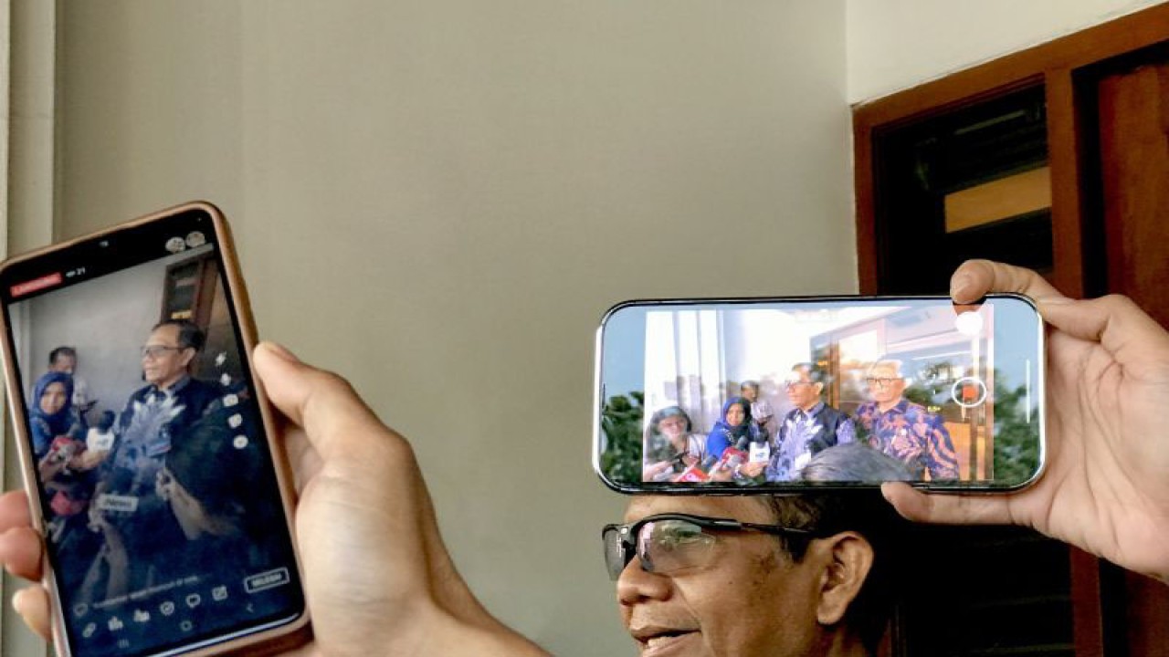 Menteri Koordinator Bidang Politik, Hukum, dan Keamanan Mahfud MD menjawab pertanyaan media saat dia ditemui di Kementerian Koordinator Bidang Politik, Hukum, dan Keamanan RI, Jakarta, Selasa (11/7/2023). ANTARA/Genta Tenri Mawangi.