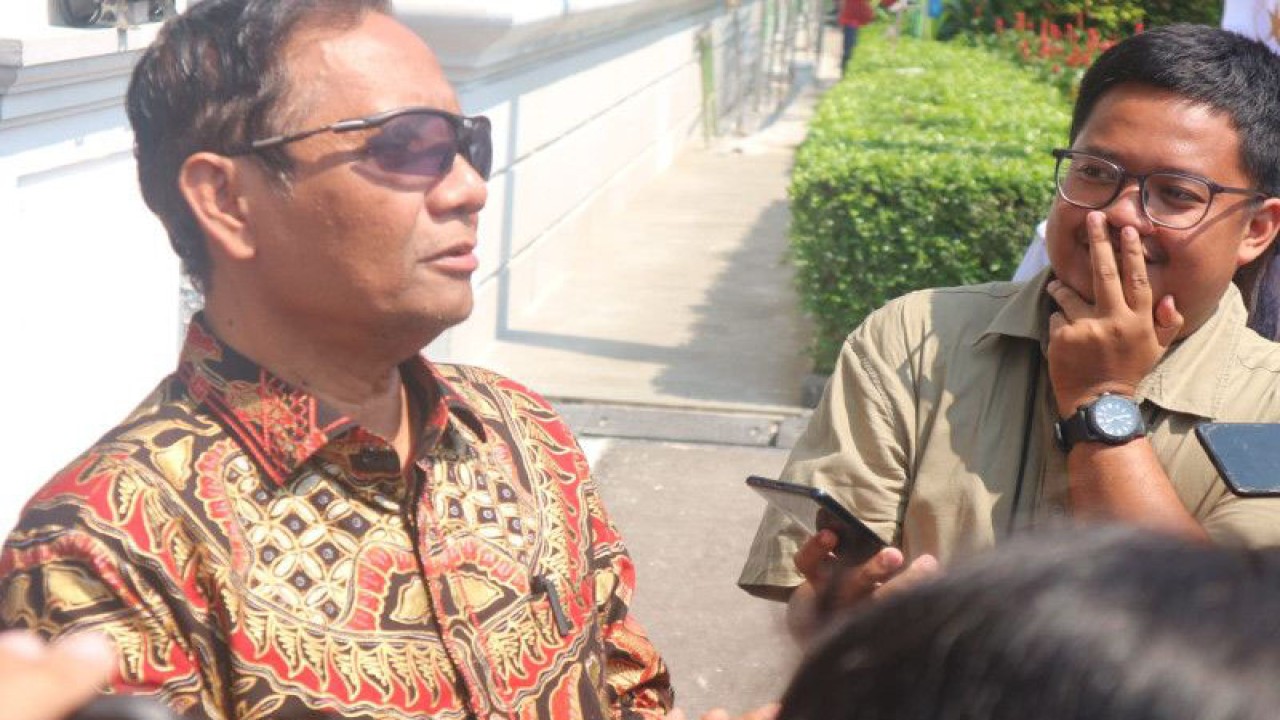 Menteri Koordinator bidang Politik, Hukum dan Keamanan Mahfud MD memberikan penjelasan kepada wartawan di Istana Kepresidenan Jakarta, Selasa (18/7/2023). ANTARA/Rangga Pandu Asmara Jingga