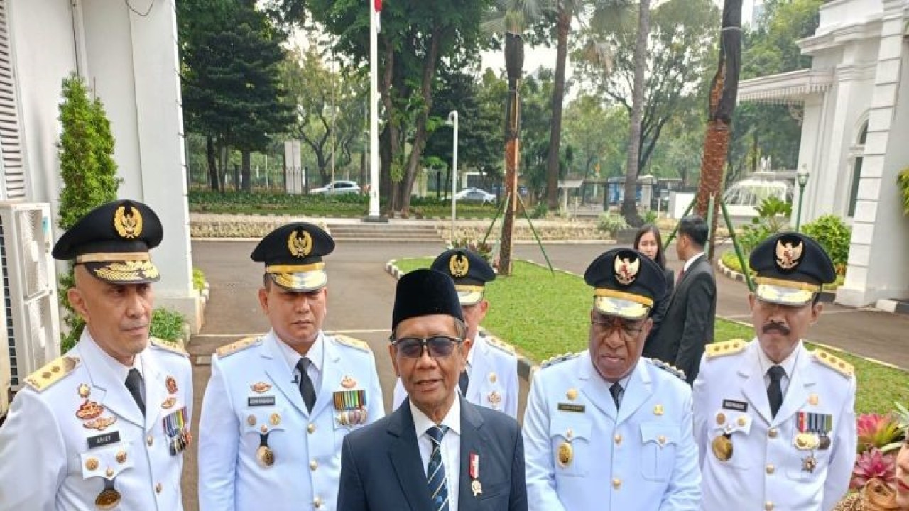 Menko Polhukam Mahfud MD memberikan keterangan kepada wartawan, usai mendampingi Wapres Ma’ruf Amin melantik Pamong Praja Muda Lulusan Institut Pemerintah Dalam Negeri (IPDN) Angkatan XXX Tahun 2023, di Istana Wakil Presiden, Jakarta, Kamis (27/7/2023). ANTARA/Rangga Pandu Asmara Jingga