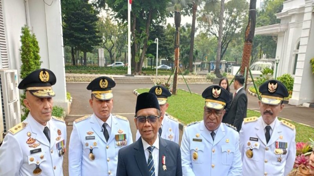 Menko Polhukam Mahfud MD memberikan keterangan kepada wartawan terkait isu terkini di Istana Wakil Presiden, Jakarta, Kamis (27/7/2023). ANTARA/Rangga Pandu Asmara Jingga