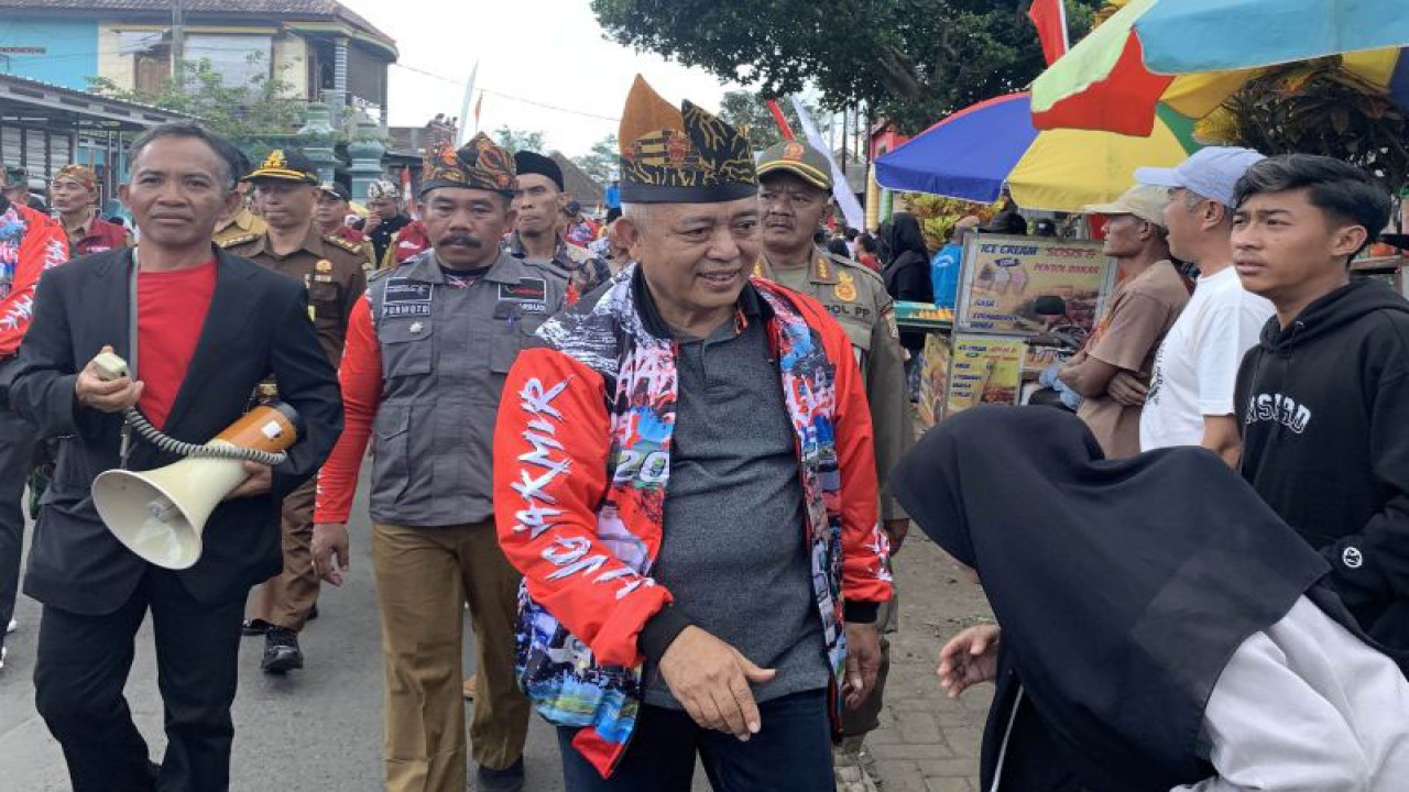 Bupati Malang M Sanusi (tengah) pada saat menghadiri Jelajah Desa Wisata Malang Makmur di Desa Undaan, Kecamatan Turen, Kabupaten Malang, Jawa Timur, Selasa (4/7/2023). (ANTARA/Vicki Febrianto)