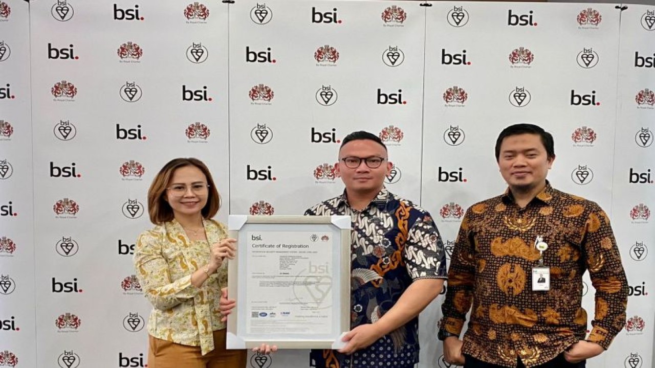 Country Manager BSI Indonesia Nolia Natalia (kiri) dan Head Legal Prakerja Gabriel Mukuan (tengah) saat penyerahan sertifikat di Jakarta Selatan, Kamis (6/7/2023). (ANTARA/HO-KartuPrakerja/pri)