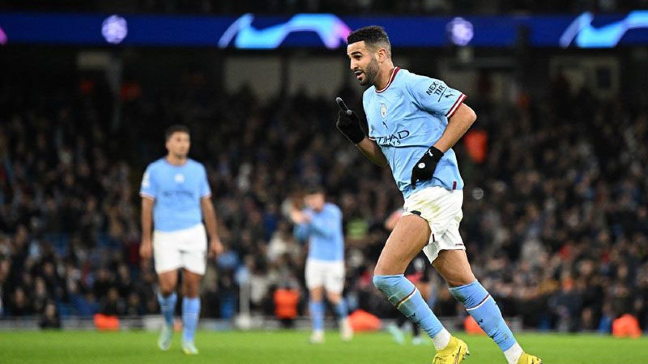 Arsip foto - Gelandang Manchester City Riyad Mahrez saat mencetak gol dalam pertandingan Liga Champions melawan Sevilla (2/11/2022). 2023. ANTARA/AFP/Oli Scarff/aa. (AFP/OLI SCARFF/OLI SCARFF)
