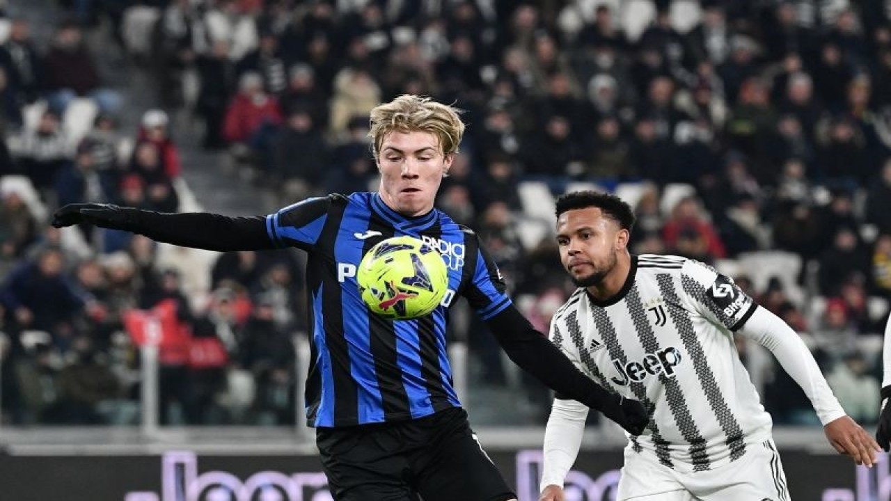 Penyerang Atalanta asal Denmark Rasmus Hojlund (kiri) berduel dengan gelandang Juventus Weston McKennie saat laga Serie A di Juventus Stadium, Turin, pada 22 Januari 2023. (Photo by Isabella BONOTTO / AFP) (AFP/ISABELLA BONOTTO)