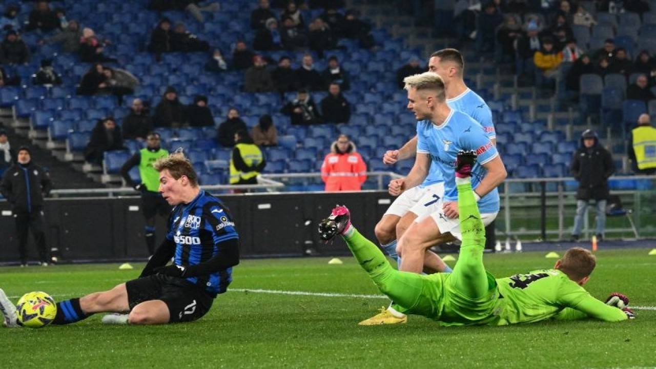 Pemain Atalanta Rasmus Hojlund (kiri) menyarangkan gol saat pertandingan Liga Italia Seri A melawan Lazio di Stadion Olympic Roma, 11 Februari 2023. (Foto Vincenzo PINTO / AFP)