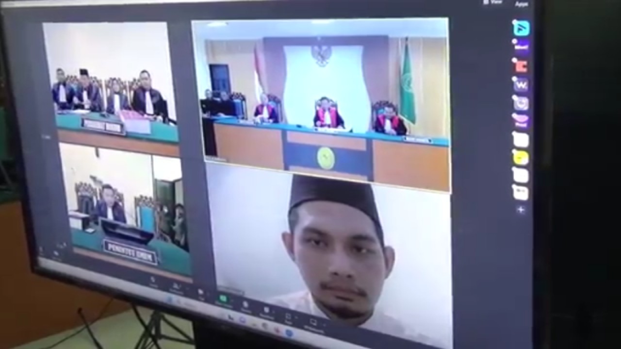 Sidang perdana mantan peneliti Badan Riset dan Inovasi Nasional (BRIN) Andi Pangerang Hasanuddin (29) dalam kasus ujaran kebencian di Pengadilan Negeri Kabupaten Jombang, Jawa Timur, Rabu (12/7/2023). ANTARA/HO-PN