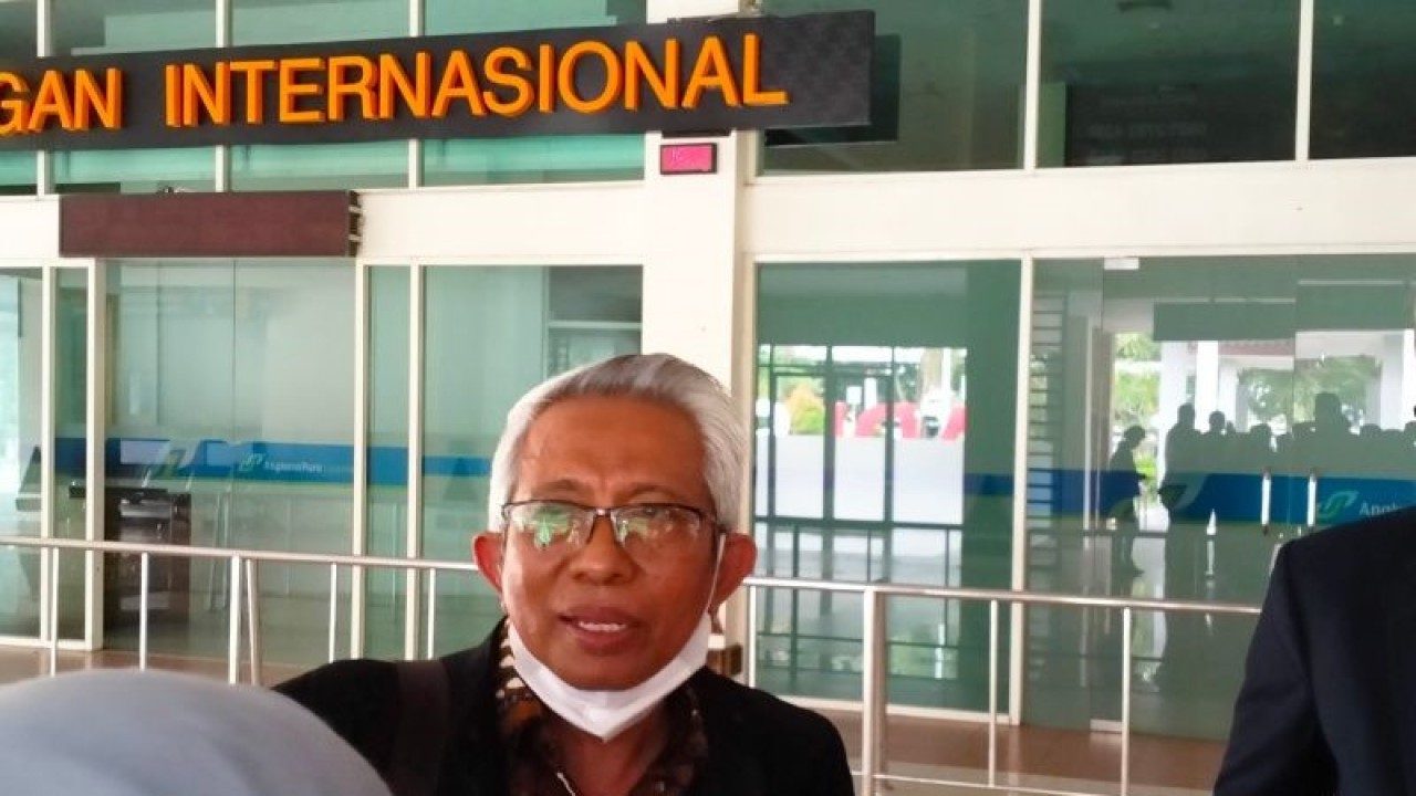 Mantan Wakil Ketua MWA Hasan Fauzi bertemu dengan wartawan di Solo, beberapa waktu lalu. ANTARA/Aris Wasita