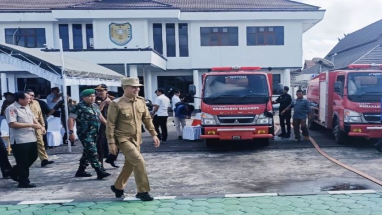 Bupati Gunung Mas Jaya S. Monong memeriksa kesiapan sarana dan prasarana menghadapi karhutla, usai apel di Kuala Kurun. (ANTARA/HO-PWI Gunung Mas)