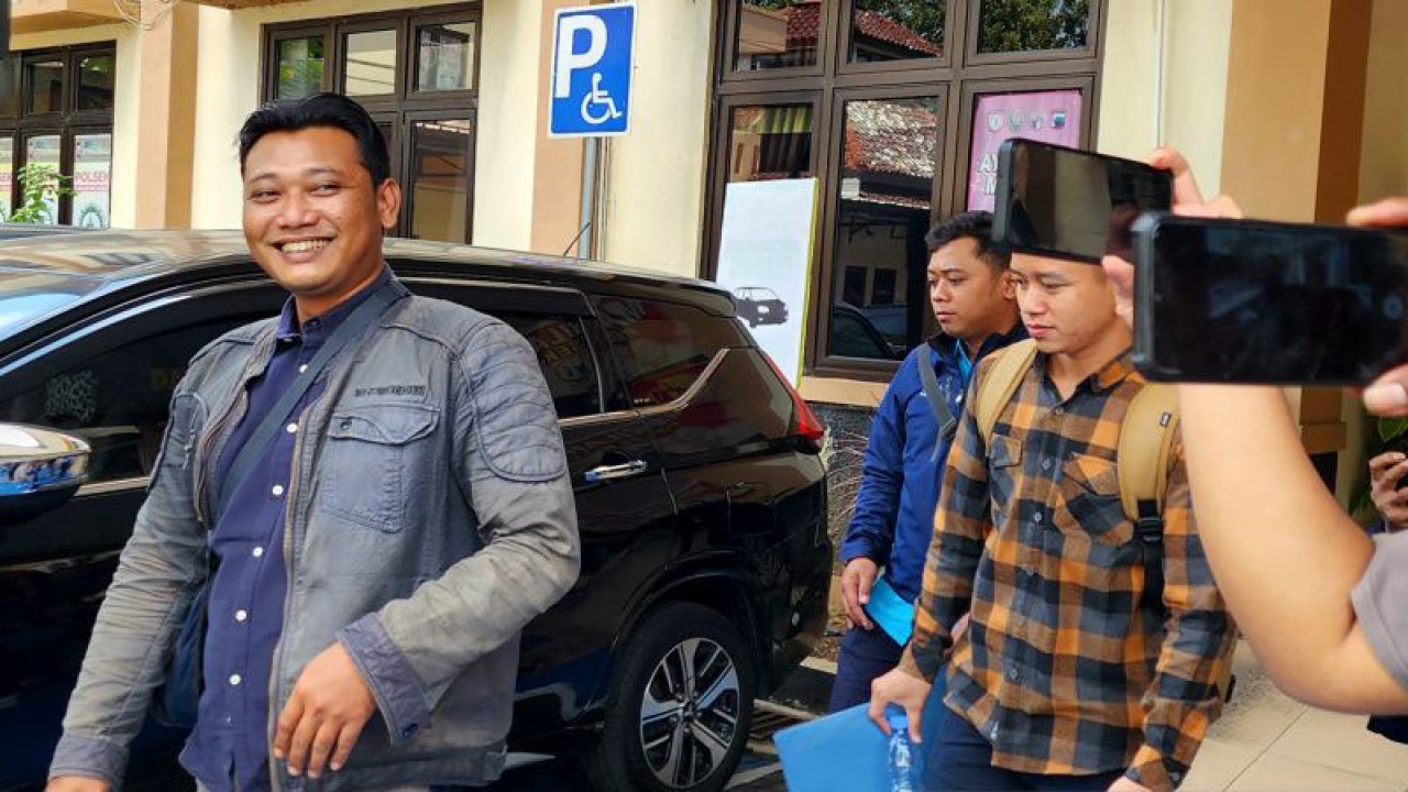 Masinis KA Brantas, A, usai menjalani pemeriksaan di Satlantas Polrestabes Semarang, Jumat (21/7/2023). (ANTARA/ I.C.Senjaya)