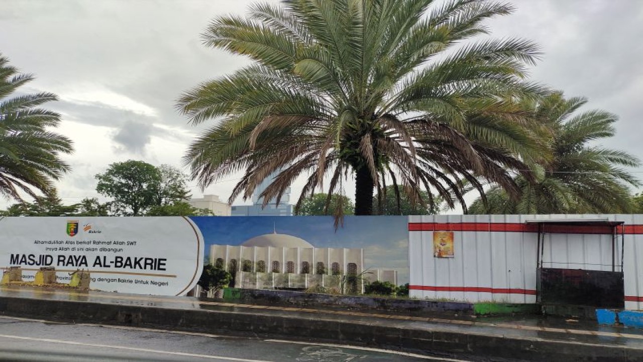 Area Taman Gajah di Kota Bandarlampung, Provinsi Lampung, ditutup untuk pembangunan masjid raya pada Selasa (11/7/2023). (ANTARA/Ruth Intan Sozometa Kanafi)