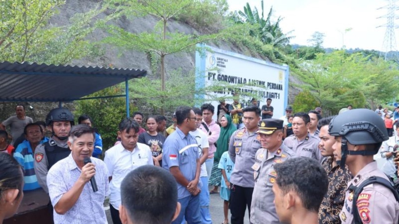 Massa dari Aliansi Gerakan Pemuda Bersatu Desa Tanjung Karang Kecamatan Tomilito Kabupaten Gorontalo Utara, meminta pihak PLTU Sulbagut I untuk transparan soal pengolahan limbah batu bara. (ANTARA/HO-warga)