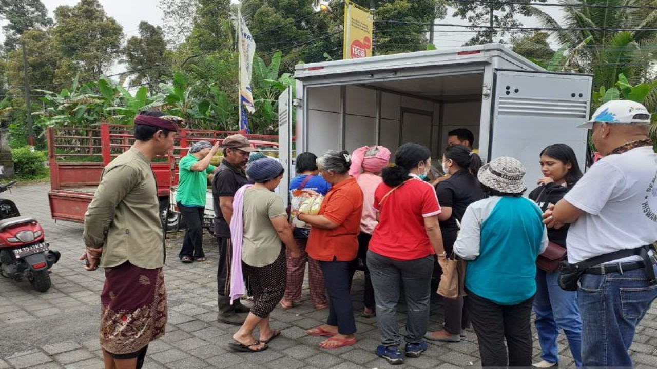 Masyarakat antusias belanja di pasar murah yang diadakan oleh Dinas Perdagangan dan Perindustrian Gianyar dari desa ke desa menjelang hari raya Galungan (Dok Humas)