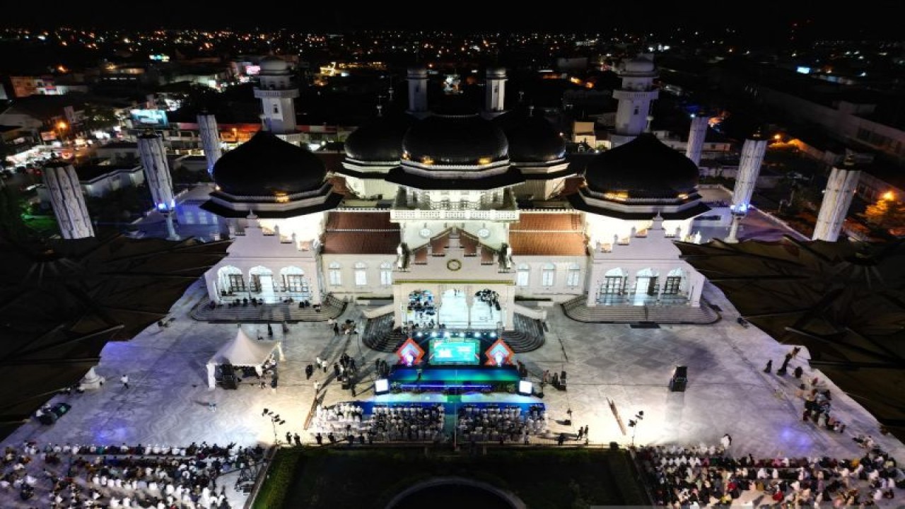 Tabligh akbat dan zikir dalam rangka 1 Muharram 1445 Hijriah di halaman depan Masjid Raya Baiturrahman, Banda Aceh, Provinsi Aceh, Rabu (19/7/2023) malam. (FOTO ANTARA/HO-Humas BSI)