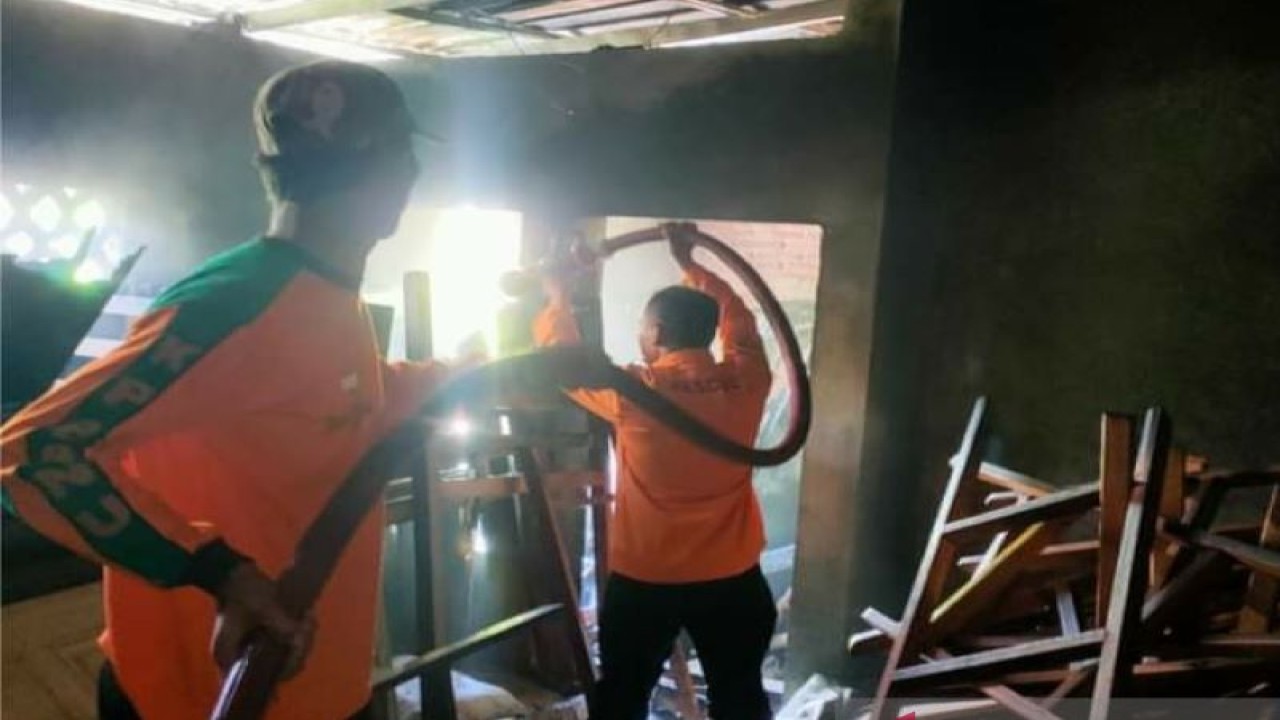 Tim BPBD Kudus melakukan penanganan kasus kebakaran di salah satu tempat di Kabupaten Kudus, Jawa Tengah. (ANTARA/HO-BPBD Kudus)