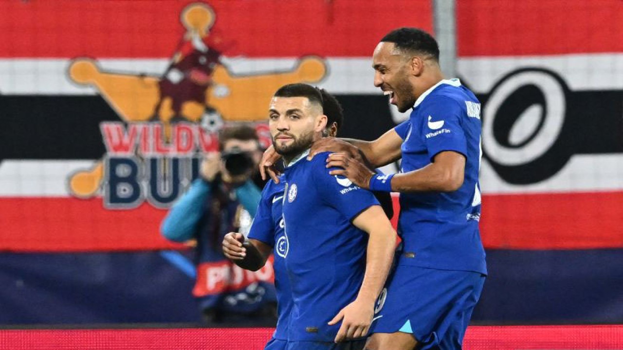 Foto arsip - Mateo Kovacic (kiri) dan Pierre-Emerick Aubameyang merayaKan gol bagi Chelsea dalam pertandingan Liga Champions melawan Salzburg 25 Oktober 2022. (ANTARA/AFP/JOE KLAMAR)