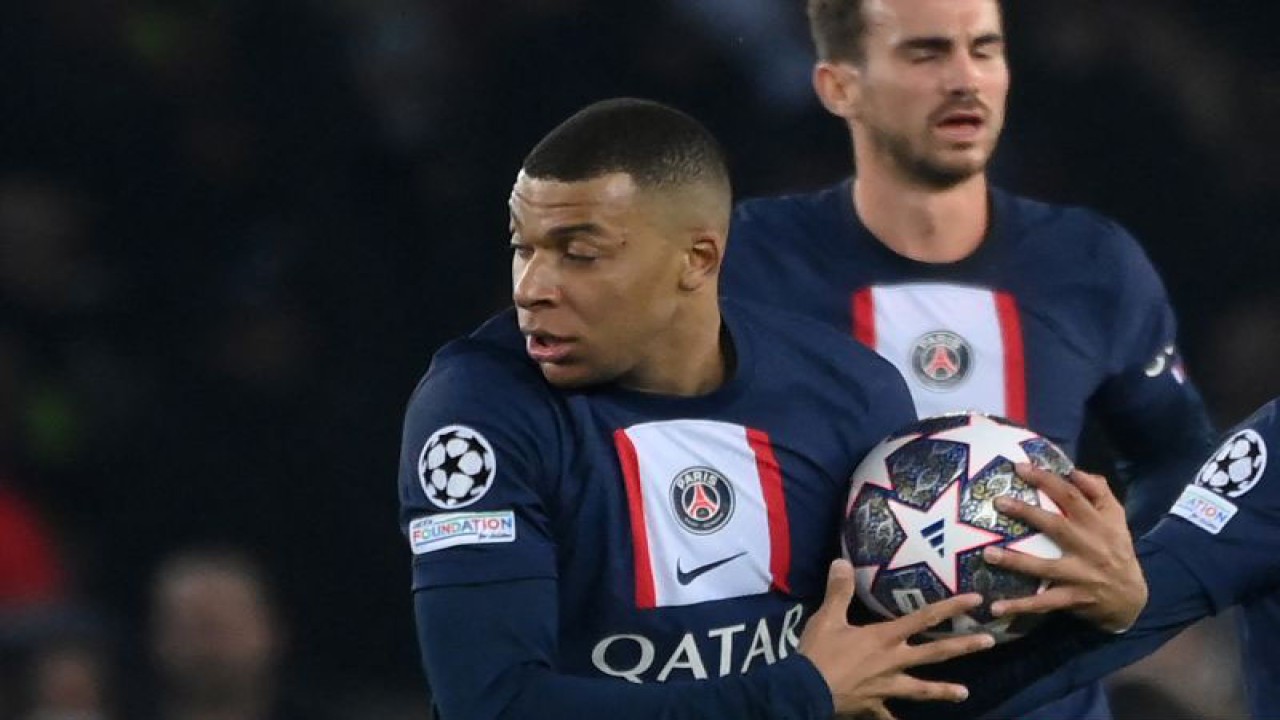 Pemain depan Paris Saint-Germain Kylian Mbappe (kiri) saat pertandingan Liga Champions melawan Bayern Munich di Paris 14 Februari 2023. (ANTARA/AFP/FRANCK FIFE)