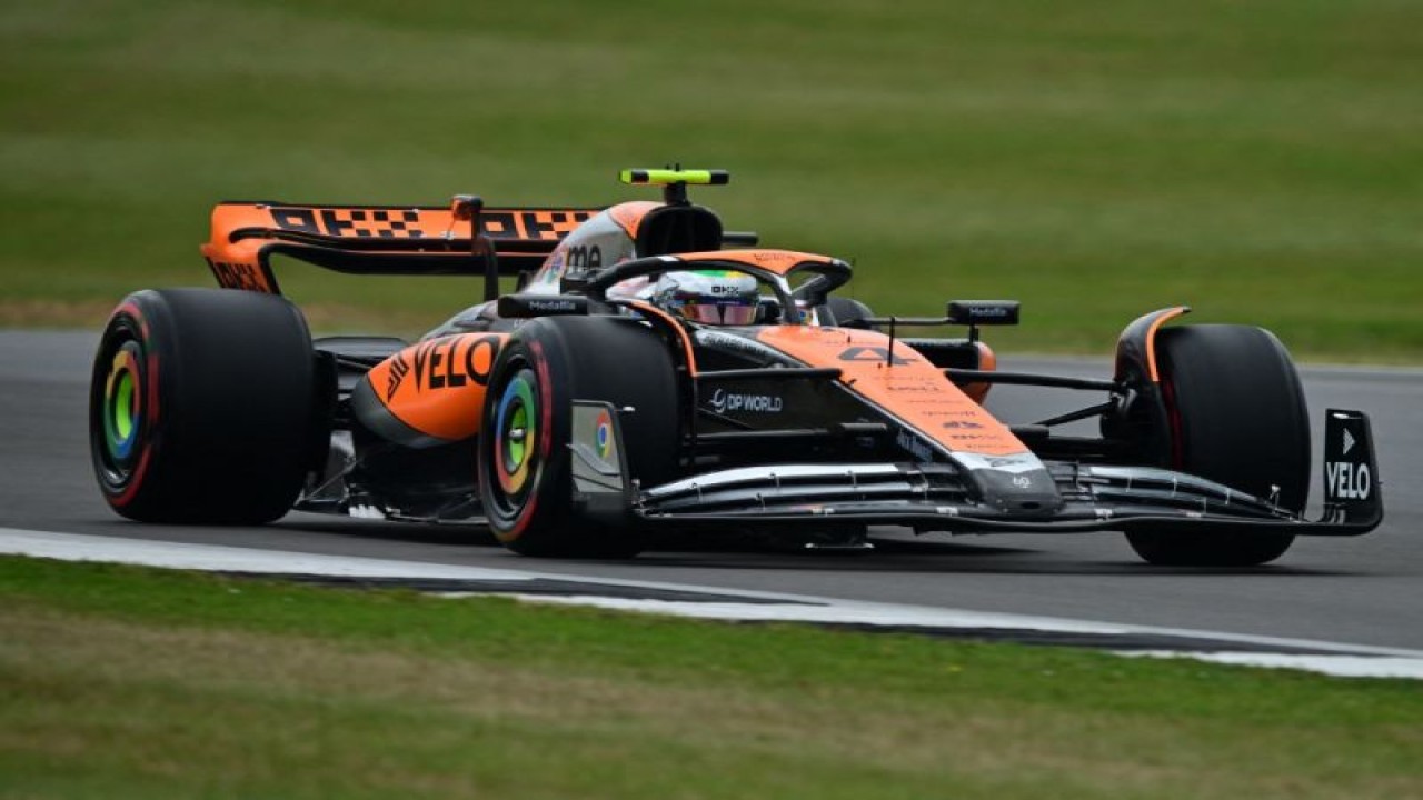 Pebalap McLaren Lando Norris melaju pada sesi kualifikasi Grand Prix Inggris di Sirkuit Silverstone, Inggris, Sabtu (8/7/2023). (ANTARA/AFP/BEN STANSALL)