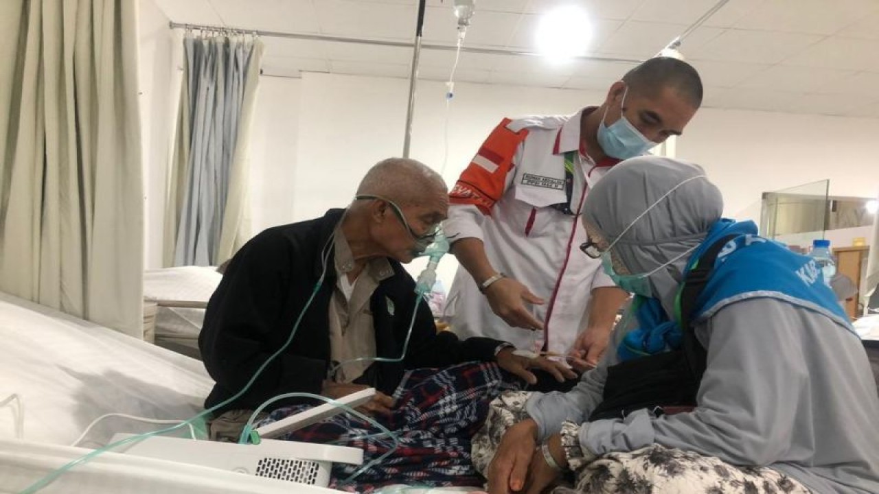 Peserta haji lanjut usia yang tengah mendapatkan perawatan medis oleh Kantor Kesehatan Haji Indonesia (KKHI) Arab Saudi. (ANTARA/HO-Kemenkes)