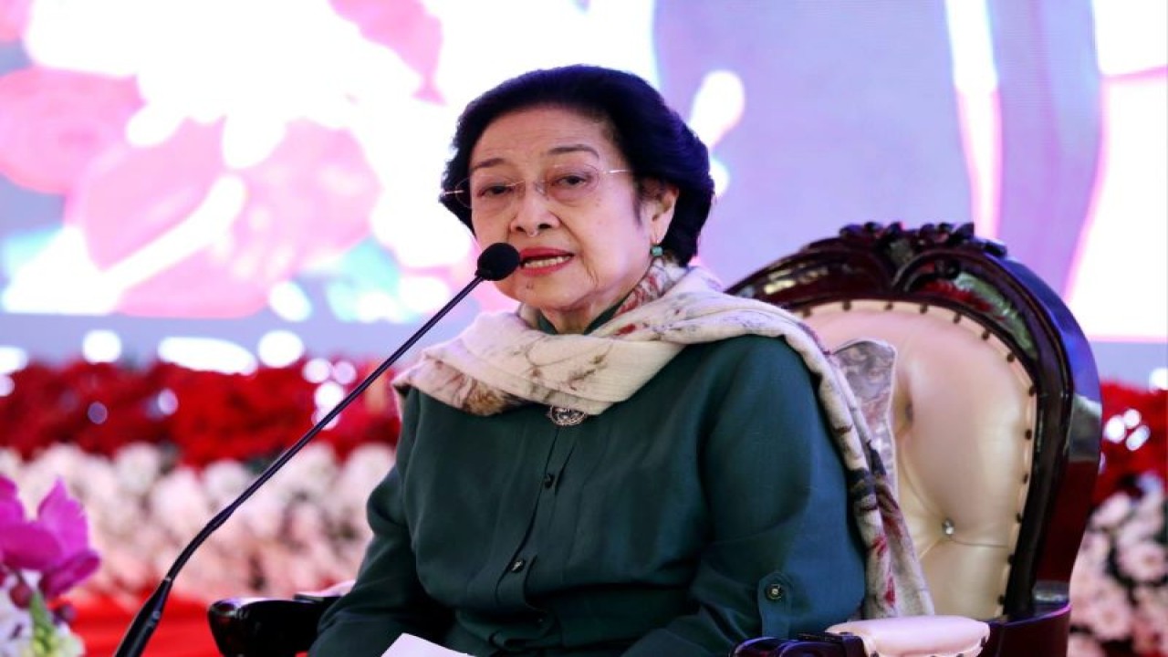 Presiden ke-5 Republik Indonesia Megawati Soekarnoputri memberikan pidato sambutan saat peresmian Kebun Raya Mangrove Gunung Anyar Surabaya, Rabu (26/7/2023). (ANTARA/HO-Diskominfo Surabaya)