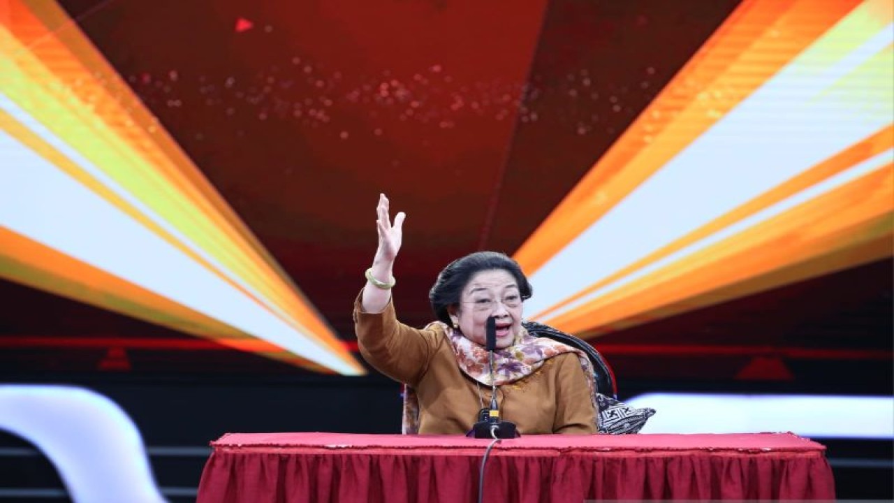 Presiden kelima RI Megawati Soekarnoputri menerima penghargaan sebagai inspirator dan penggerak cegah 'stunting' di Indonesia di Studio 1 Kompas TV, Palmerah, Jakarta, Senin (17/7/2023). ANTARA/HO-PDIP