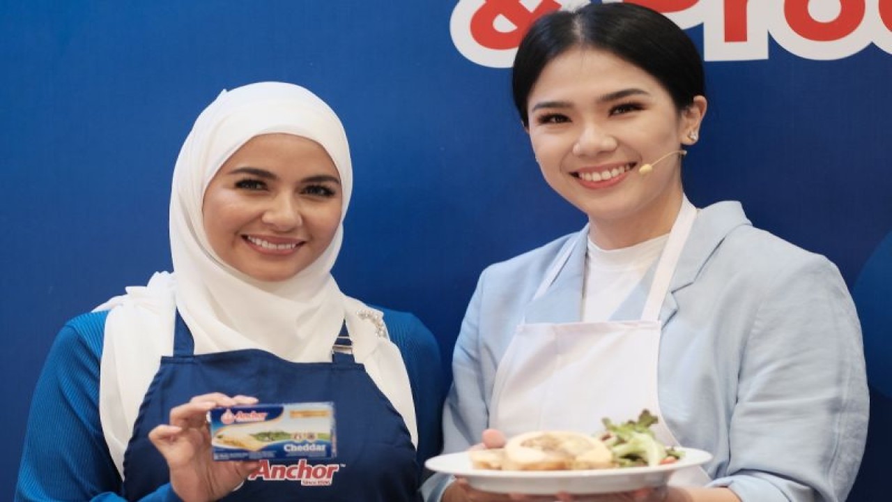 Artis Meisya Siregar (kiri) dan Chef Devina Hermawan (kanan) menunjukkan Chciken Ballotine yang dimasak menggunakan Keju Anchor Cheddar. (ANTARA/HO-Fonterra Brands Indonesia)