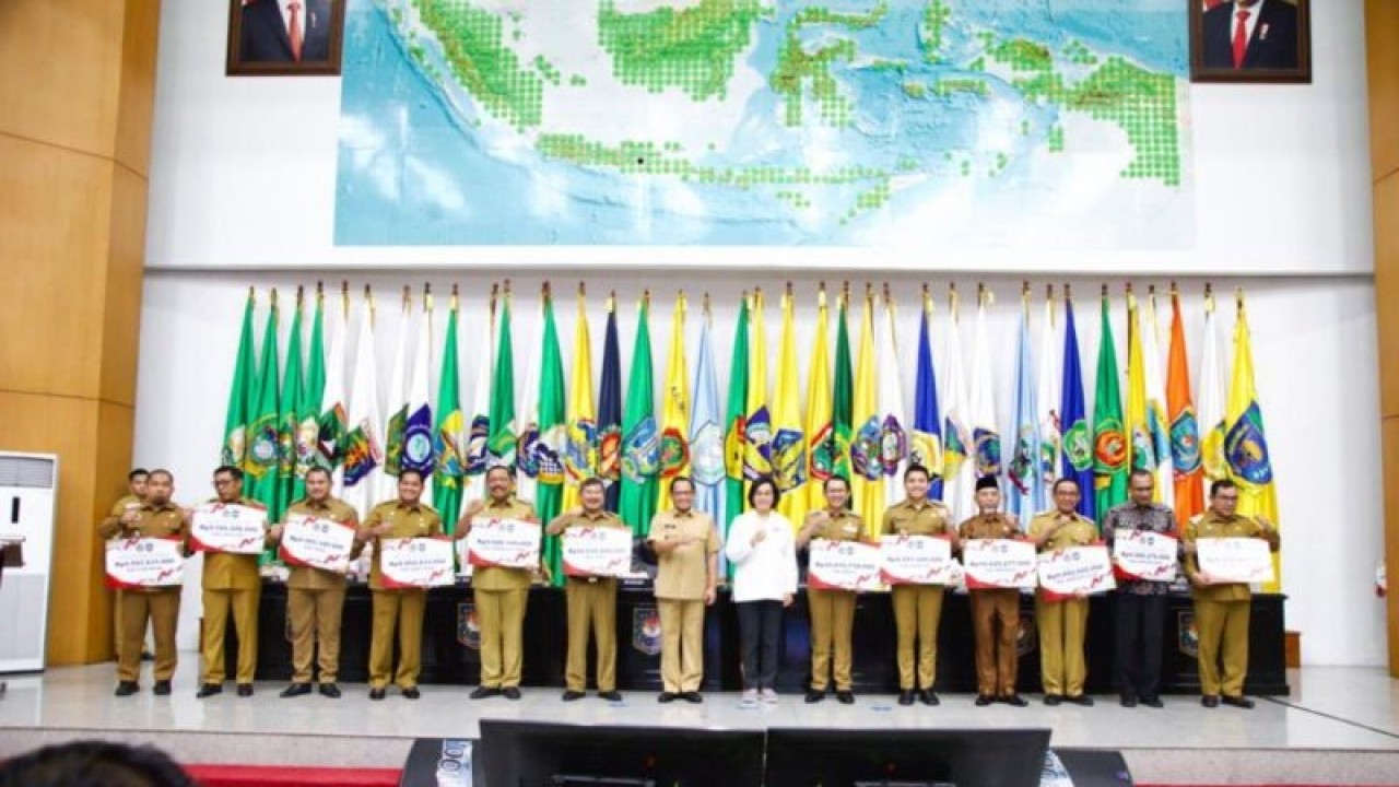 Menteri Dalam Negeri Tito Karnavian bersama Menteri Keuangan Sri Mulyani memberikan insentif fiskal bagi 33 pemerintah daerah di Gedung Sasana Bhakti Praja Kementerian Dalam Negeri, Jakarta, Senin (31/7/2023). ANTARA/HO-Puspen Kementerian Dalam Negeri.