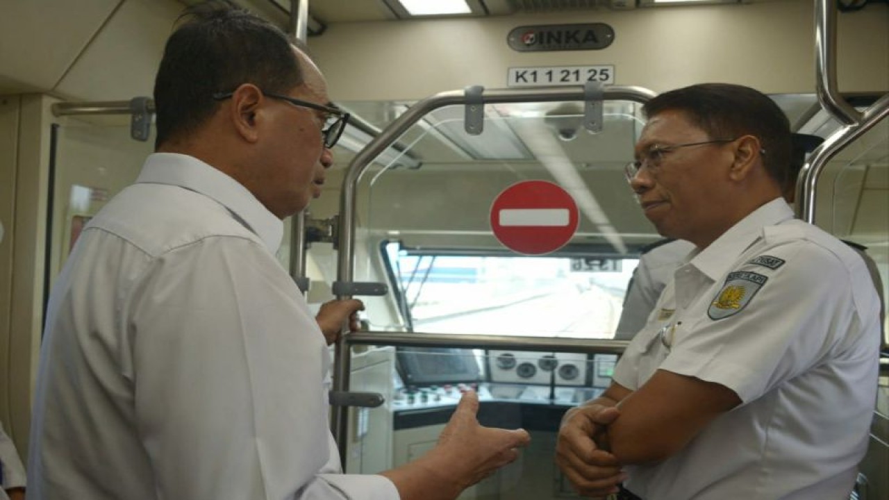 Menhub Budi Karya Sumadi (kiri) dan Dirut KAI Didiek Hartantyo berbincang saat menjajal LRT Jabodebek. ANTARA/HO-Biro Komunikasi dan Informasi Publik (BKIP) Kemenhub