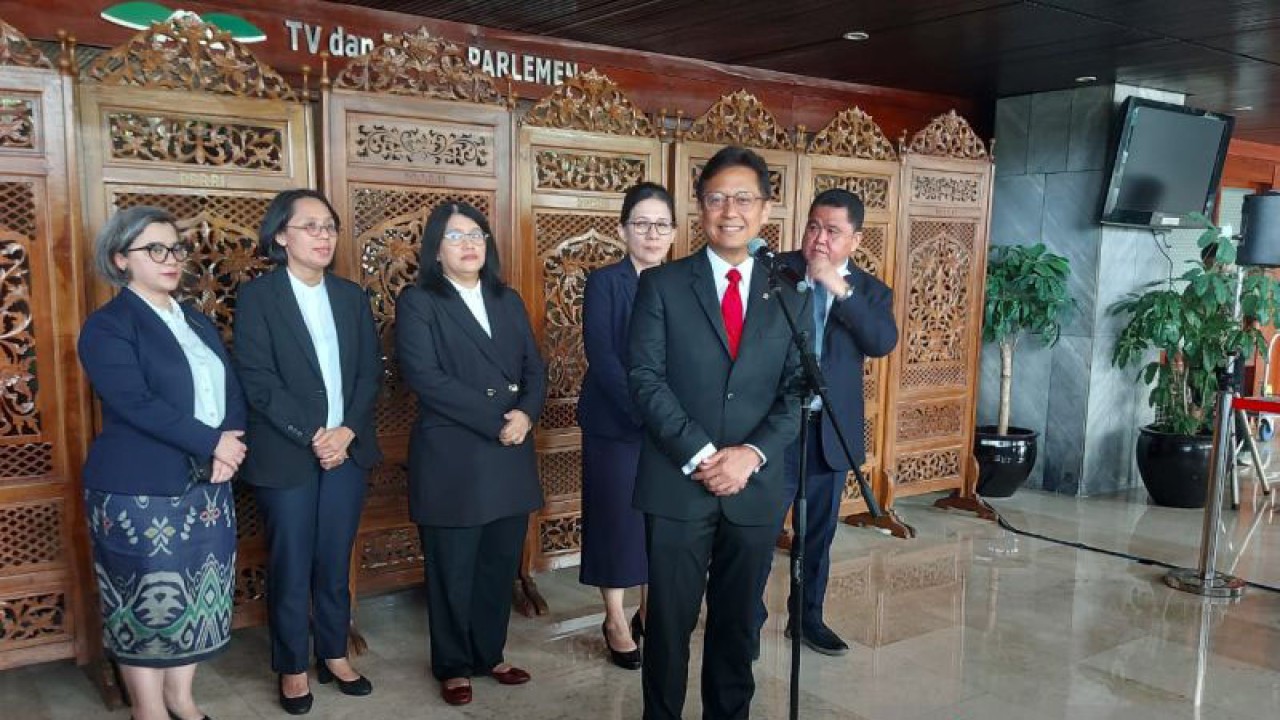 Menteri Kesehatan RI Budi Gunadi Sadikin saat menyampaikan keterangan kepada wartawan dengan didampingi jajaran pejabat Kementerian Kesehatan usai menghadiri Rapat Paripurna RUU Kesehatan di Gedung DPR RI, Jakarta, Selasa (11/7/2023). (ANTARA/Andi Firdaus).