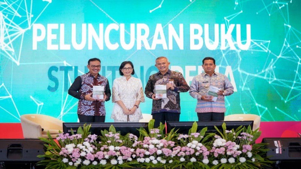 Prosesi peluncuran buku dilakukan oleh Country Head of Tanoto Foundation Inge Sanitasia Kusuma dengan memberikan buku Stunting-pedia secara simbolis kepada Staf Ahli Bidang Pembangunan berkelanjutan Kemenko PMK Agus Suprapto dan Kepala BKKBN Hasto Wardoyo di Banyuasin, Sumatera Selatan, Senin (3/7/2023). (ANTARA/HO-Tanoto Foundation)