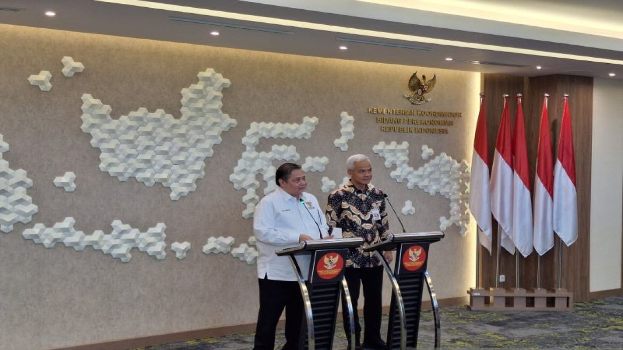 Menko Airlangga dan Gubernur Jawa Tengah (Jateng) Ganjar Pranowo dalam konferensi pers, di Jakarta, Senin (17/7/2023). ANTARA/Bayu Saputra