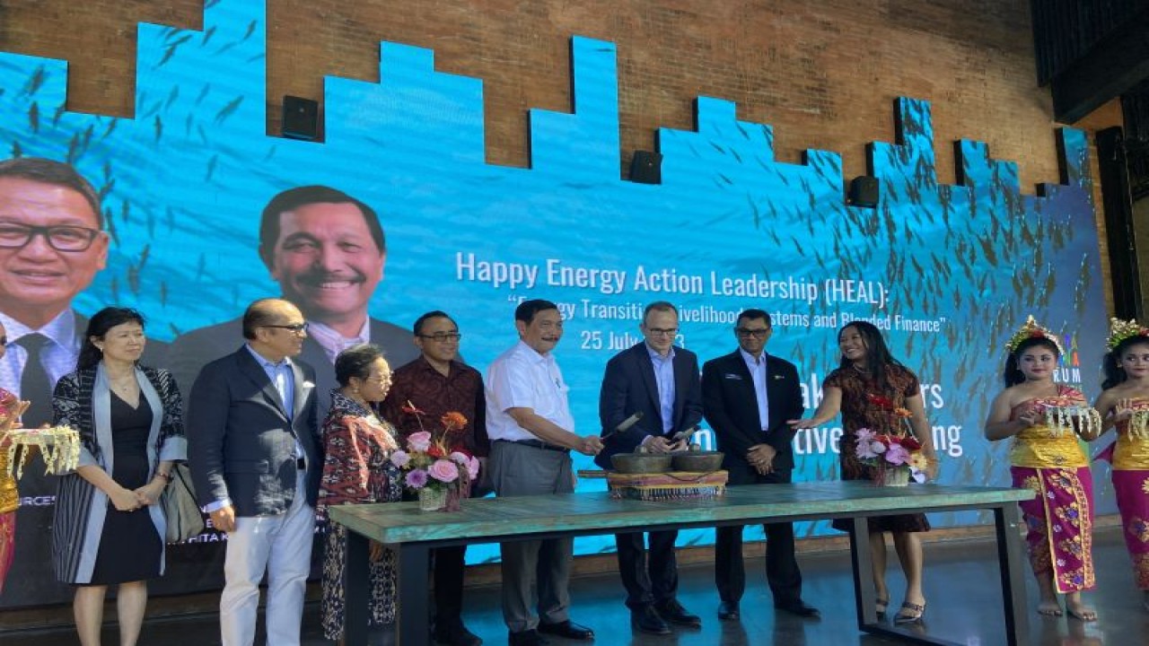 Menteri Koordinator Bidang Kemaritiman dan Investasi (Menko Marves) Luhut Binsar Pandjaitan saat menghadiri penandatanganan MoU soal program HEAL di Denpasar, Bali, Selasa (25/7/2023). ANTARA/Ni Putu Putri Muliantari