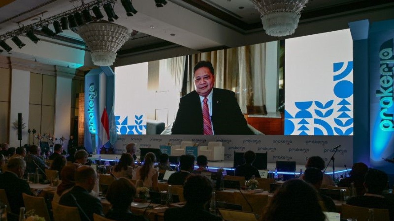 Sambutan Menteri Koordinator Bidang Perekonomian Airlangga Hartarto yang disampaikan melalui video dalam meresmikan acara Inclusive Lifelong Learning Conference (ILLC) 2023 yang diadakan di Badung, Bali, Senin (3/7/2023). (ANTARA/HO-Manajemen Program Pelaksana Prakerja)
