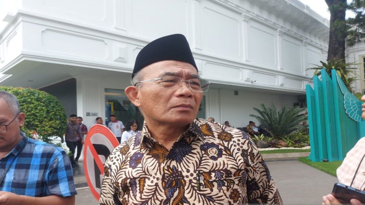 Menteri Koordinator Bidang Pembangunan Manusia dan Kebudayaan (Menko PMK) Muhadjir Effendy saat ditemui di Kompleks Istana Kepresidenan Jakarta, Kamis (13/7/2023). ANTARA/Mentari Dwi Gayati