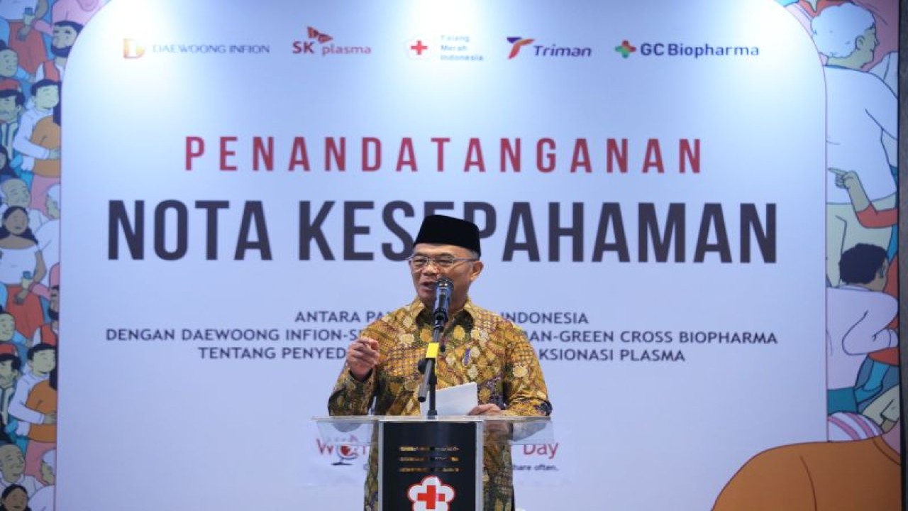Menko PMK Muhadjir Effendy saat menghadiri Penandatanganan Nota Kesepahaman tentang Penyediaan Bahan Baku Fraksionasi Plasma di Wisma Palang Merah Indonesia (PMI), Jakarta, pada Rabu (14/6/2023). (ANTARA/HO-Kemenko PMK)