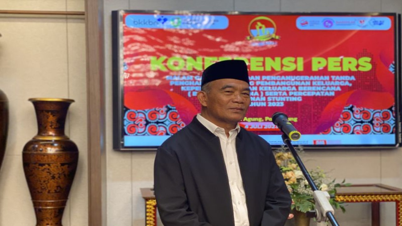 Menteri Koordinator Bidang Pembangunan Manusia dan Kebudayaan (Menko PMK) Muhadjir Effendy dalam konferensi pers Hari Keluarga Nasional 2023 yang diikuti di Palembang, Sumatera Selatan, Selasa (4/6/2023). (ANTARA/Hreeloita Dharma Shanti)