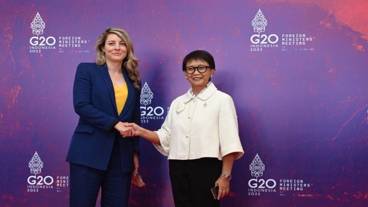 Arsip - Menteri Luar Negeri Retno Marsudi menyambut Menteri Luar Negeri Kanada Melanie Joly dalam pembukaan Pertemuan Menteri Luar Negeri G20 di Nusa Dua, Bali, Jumat (8/7/2022). ANTARA FOTO/POOL/Sigid Kurniawan/rwa. (ANTARA FOTO/SIGID KURNIAWAN)