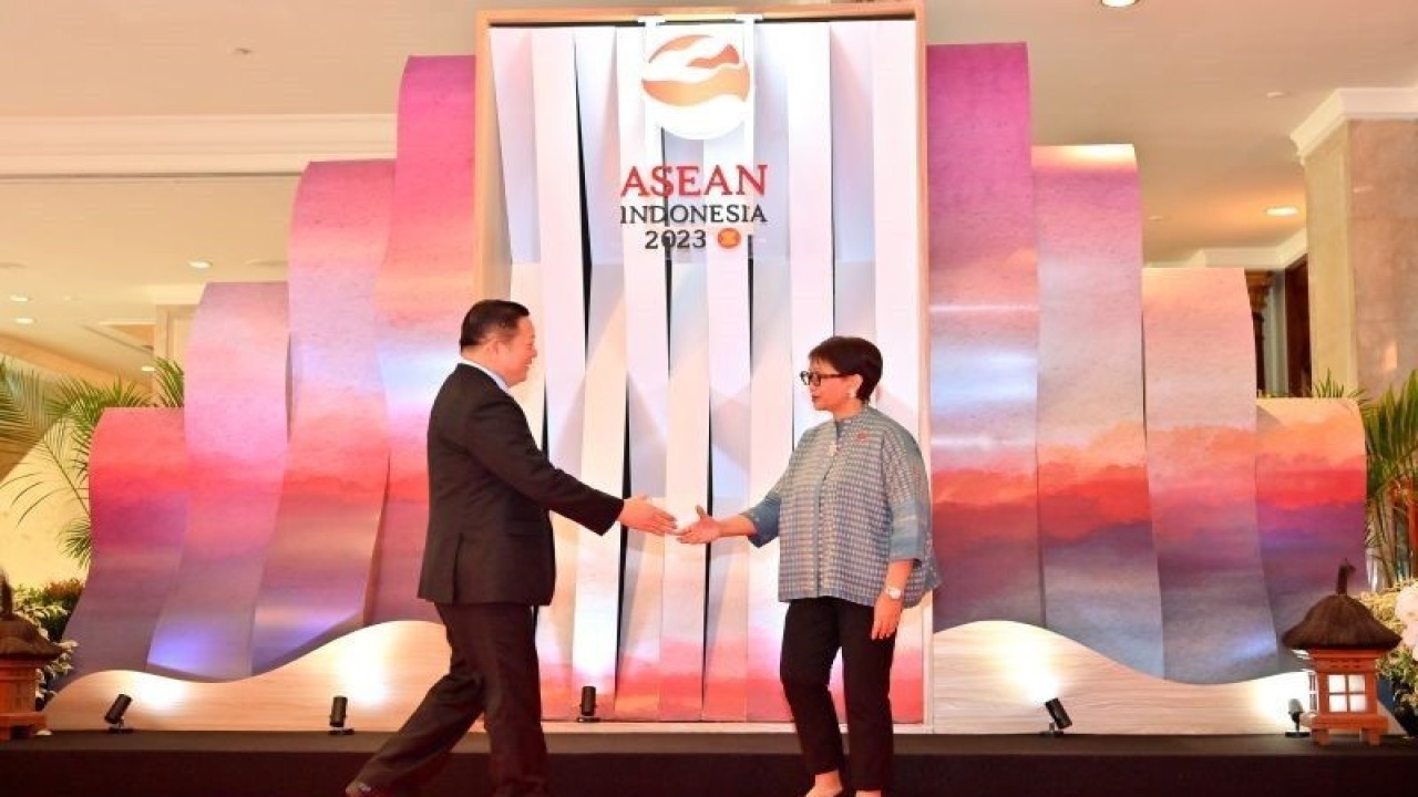 Menteri Luar Negeri Retno Marsudi (kanan) menyambut kedatangan Sekretaris Jenderal ASEAN Kao Kim Hourn (kiri) sebelum Pertemuan ke-56 Menteri Luar Negeri ASEAN (AMM) di Jakarta, Selasa (11/7/2023). Pertemuan tersebut membahas pembangunan masyarakat ASEAN, kerjasama dengan mitra ASEAN serta mempersiapkan KTT ASEAN ke-43 pada September mendatang. (ANTARA FOTO/M Risyal Hidayat/hp.)